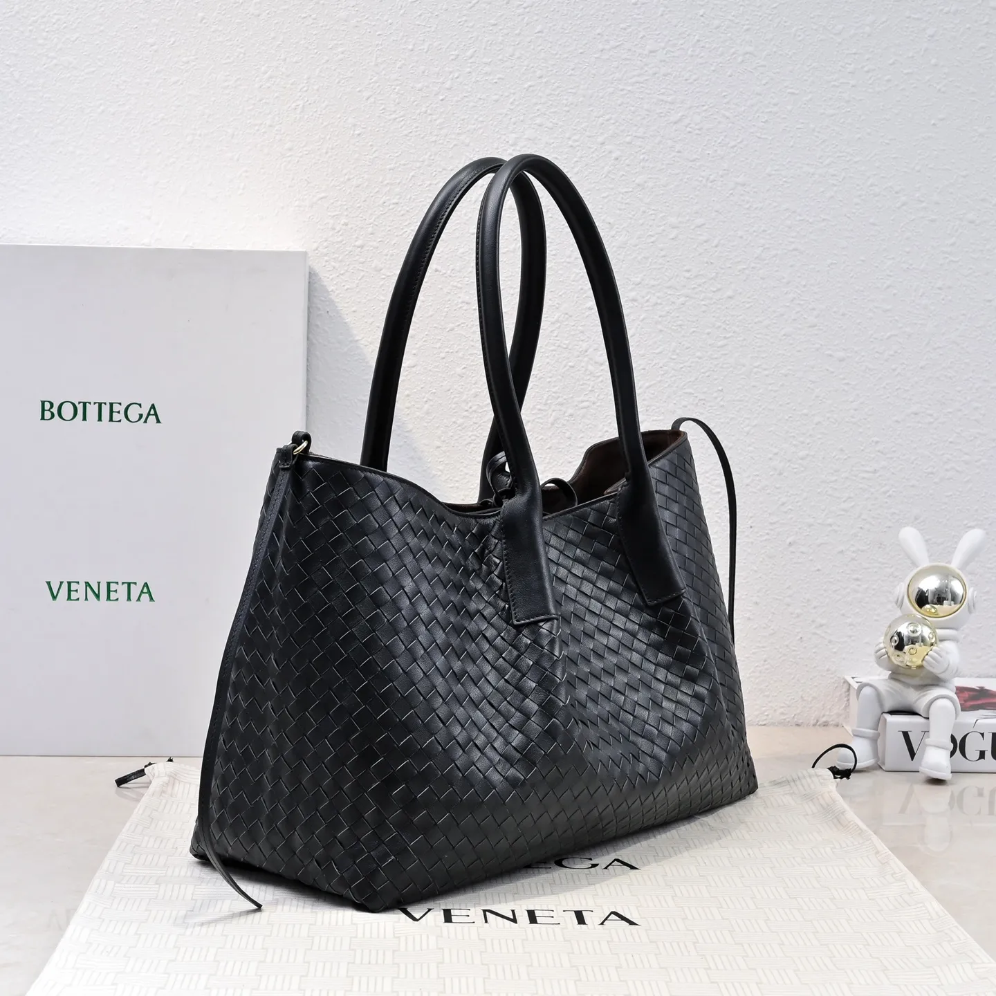 Batch 2360 Bv 2025 early spring series Pinacoteca medium tote handbag. The front is made of classic Intreccia woven cow leather. It is low-key and luxurious. The flip side is made of warm suede. It instantly switches to a lazy and casual style. It has a large internal capacity. It is no pressure to carry a computer for commuting. It is also thoughtfully matched with a small detachable bag. It is full of security. The woven texture is so delicate that you can't put it down. The highlight is that it is super versatile. Come and get your new bag😝 Model: 7166 Size: 23*43*14.5cm
